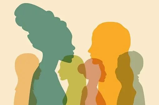 a imagem apresenta uma ilustração com seis silhuetas de pessoas se encarando, frente a frente. Sugere-se a importância de trocas e interações.