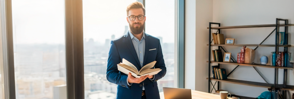 Um homem segurando um livro aberto