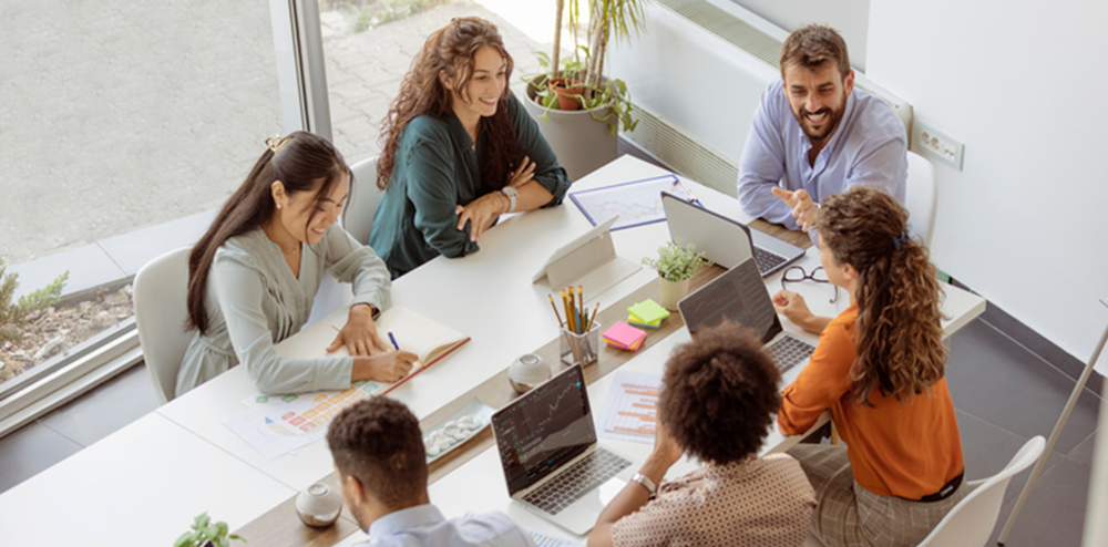 Um grupo de pessoas em uma reunião