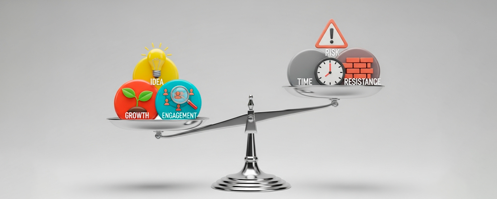 Imagem de uma balança, de um lado ícones de benefício (ideia, crescimento, engajamento) do outro, os desafios (risco, tempo resistência)