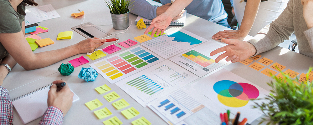 Imagem de pessoas analisando dados impressos em folhas