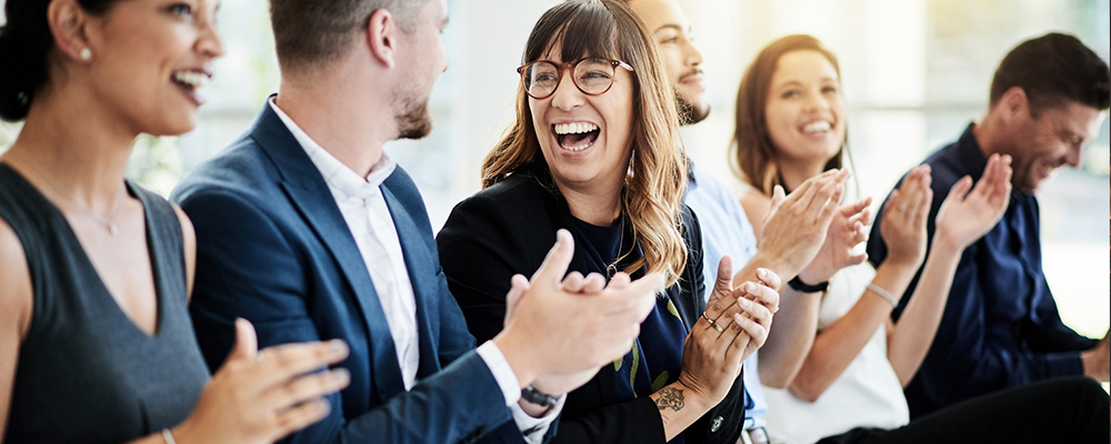 Imagem de várias pessoas reunidas batendo palma