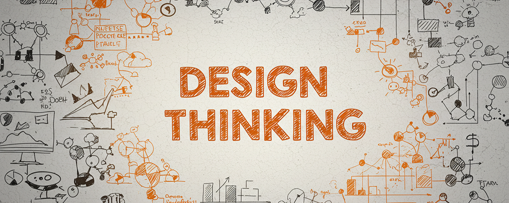 Design Thinking num papel desenhado com várias fórmulas de inovação ao redor