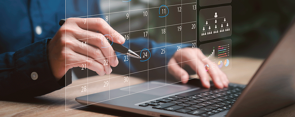 Imagem de uma pessoa preenchendo um calendário holográfico