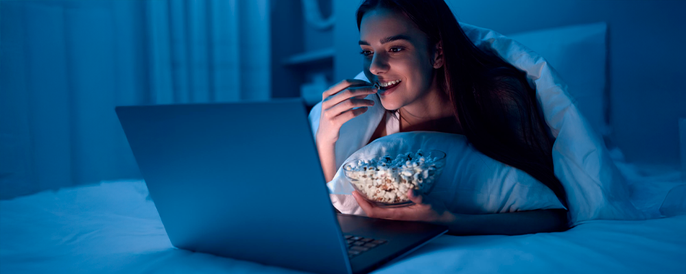 Imagem de uma pessoa assistindo algo em um streaming