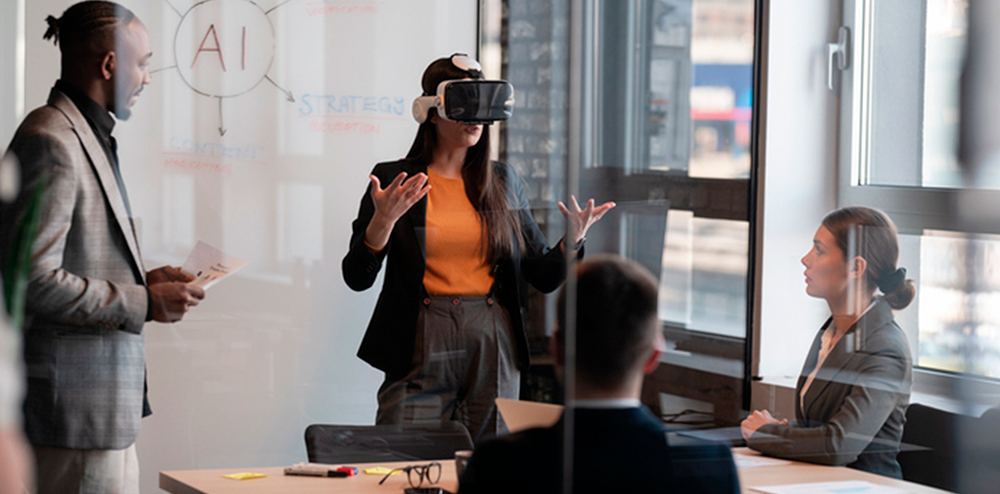Imagem de uma reunião de colaboradores, um deles utilizando um óculos de realidade virtual