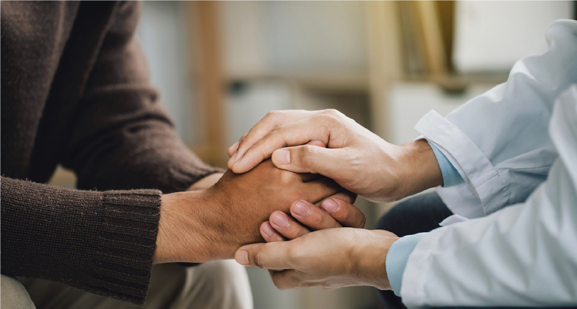 Duas pessoas se dando as mãos.