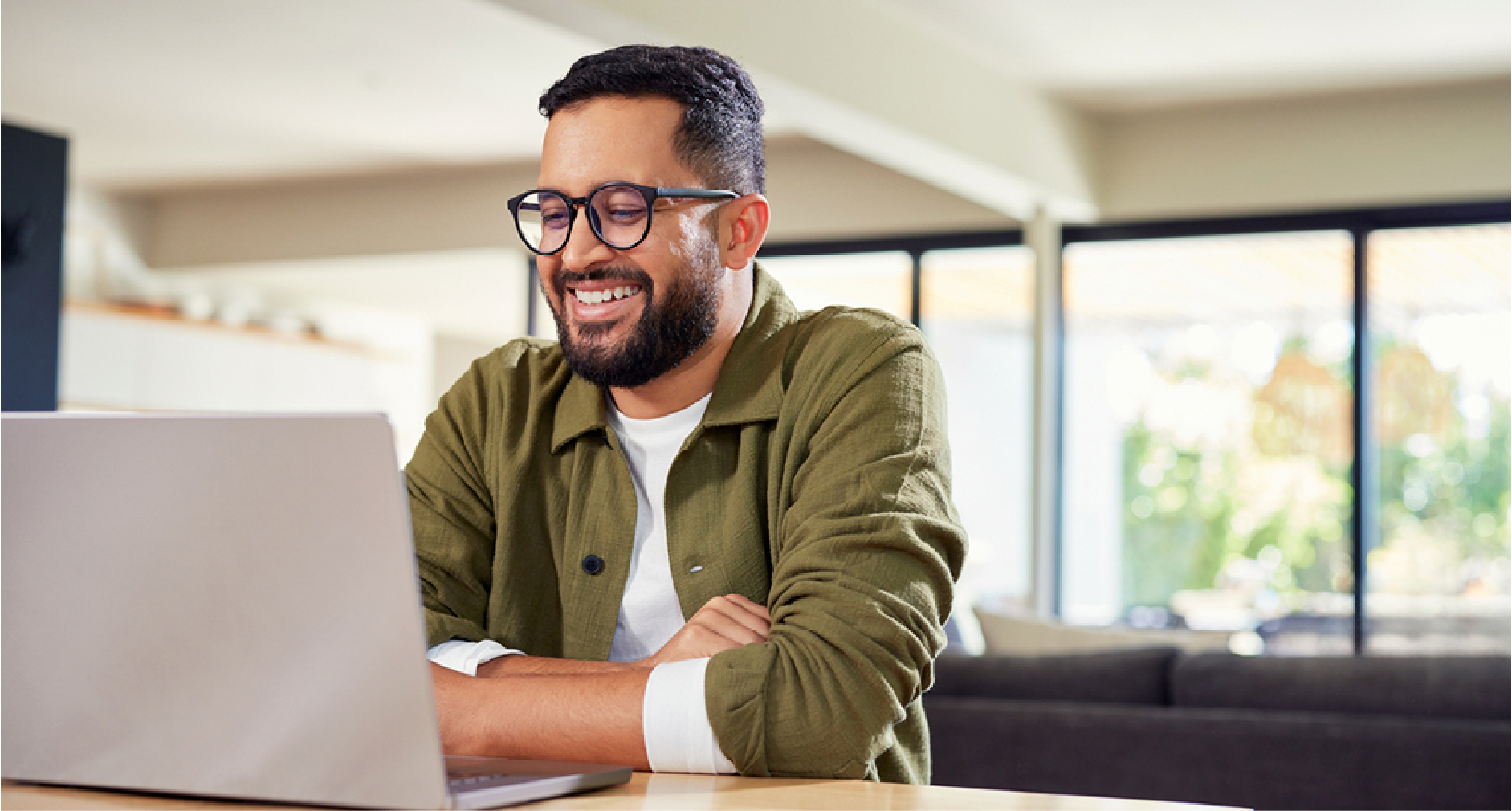 Uma pessoa trabalhando feliz