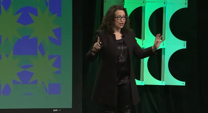 a futurista Amy Webb no palco do SXSW 2022