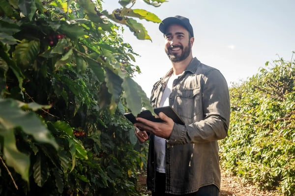 A imagem apresenta um homem em uma lavoura com um tablet em uma das mãos. O tema do artigo é IA generativa.