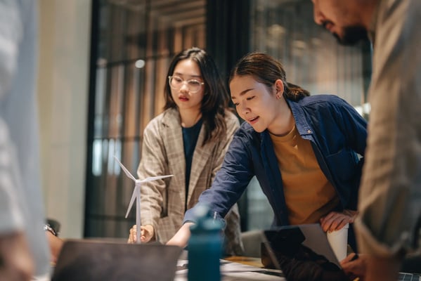 Equipe em ambiente de trabalho conversando sobre novos projetos