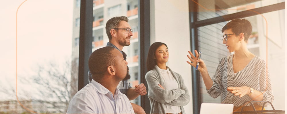 equipe em reunião sobre inovação