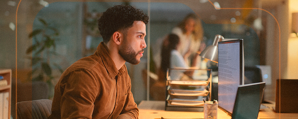 homem trabalhando com inovação aberta Cubo Itaú