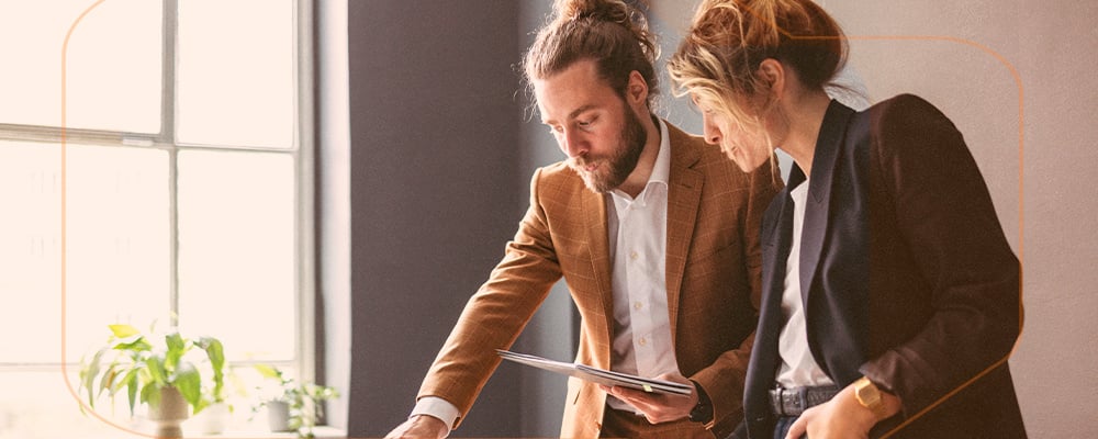 homem e mulher profissionais em um projeto, discutindo ideias de inovação