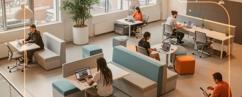 Imagem de colaboradores em uma sala de coworking
