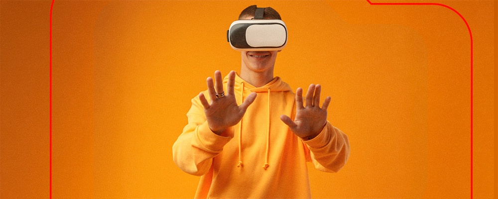 Uma pessoa usando um óculos de realidade virtual