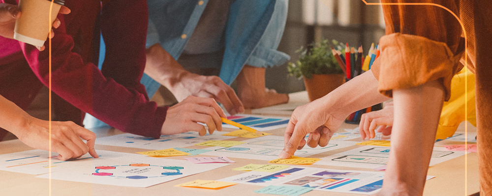 Pessoas colaborando em um hub de inovação