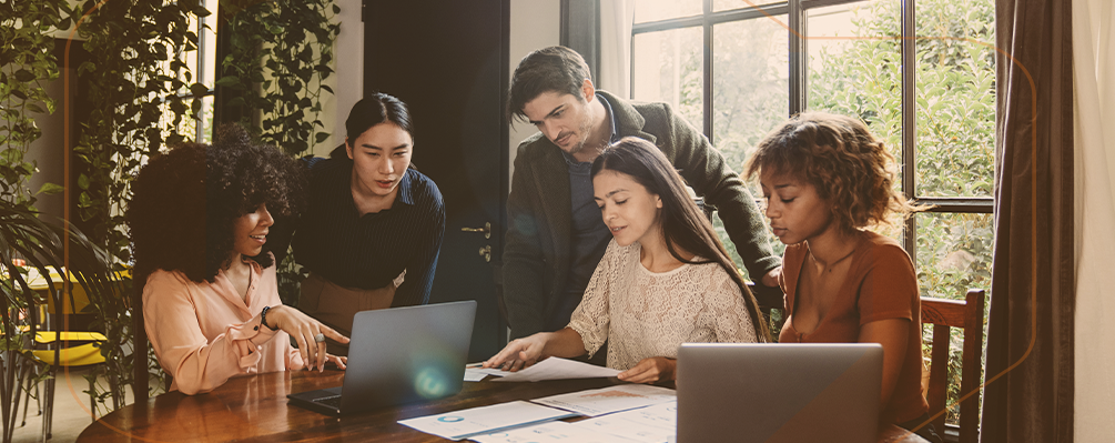 imagem de pessoas reunidas falando sobre inovação aberta