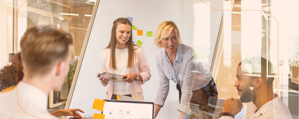Uma equipe conversando em uma sala colaborativa.