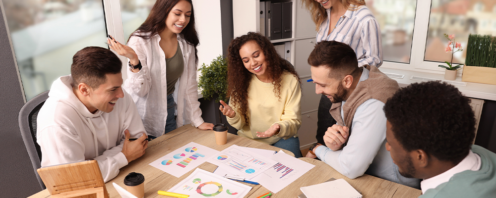um time reunido em um hub de inovação