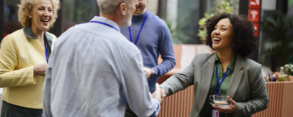 profissionais comemorando a entrada em hub de inovação