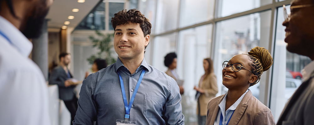 profissionais fazendo networking em hub de inovação