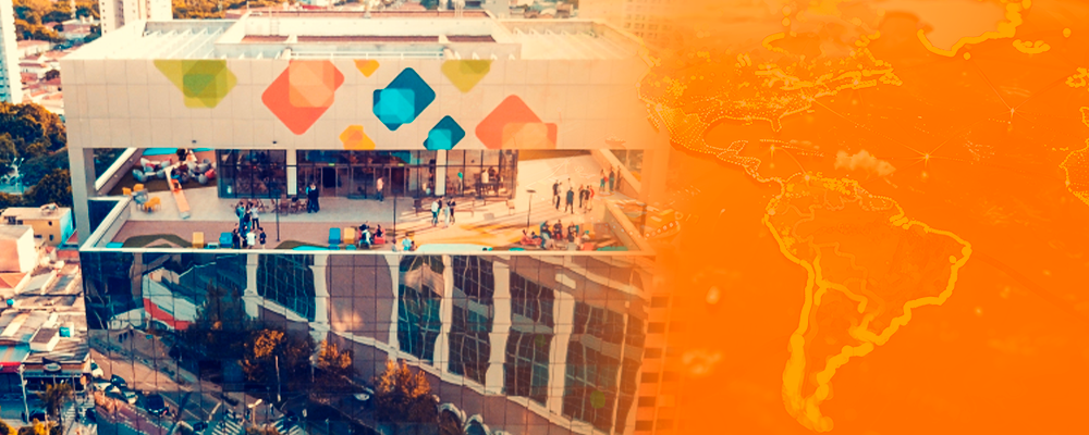 Uma imagem do prédio do Cubo, com o mapa da América Latina ao lado