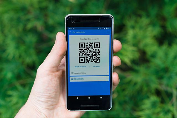 O consumidor consegue rastrear seus alimentos usando seu smartphone como leitor do QR Code nas embalagens dos produtos. (Fonte: Markus Winkler/pixabay/reprodução)